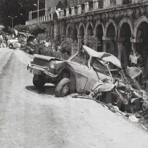 Coches accidentados en la antigua N-IV a su paso por la Plaza de San Antonio en Aranjuez