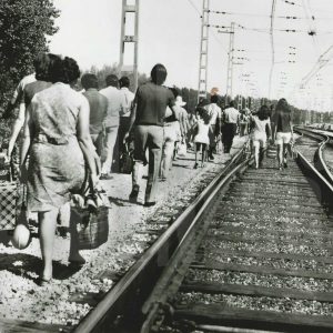 Viajeros caminando por las vías en la Estación de Ferrocarril de Aranjuez