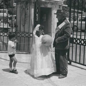Un guarda del Patrimonio Nacional junto a unos niños en el Jardín del Parterre de Aranjuez