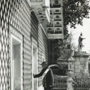 El Guarda Mayor del Jardín del Parterre junto a su vivienda en Aranjuez