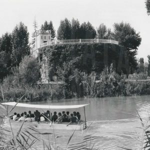 Barco turístico surcando el río Tajo junto al Jardín del Príncipe en Aranjuez