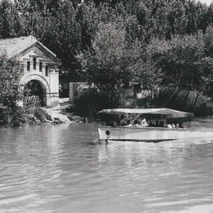 Barco turístico surcando el río Tajo junto a la Antigua Casa de Marinos en Aranjuez