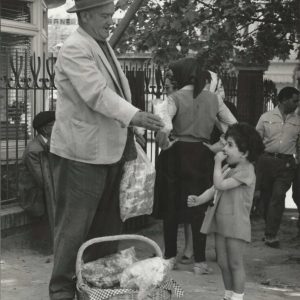 «Jolines», vendedor ambulante de tabaco y chucherías, ofreciendo género a una niña pequeña en Aranjuez