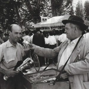 «Jolines», vendedor ambulante, dispensando un paquete de tabaco a un cliente en Aranjuez