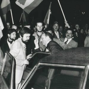 Manuel Fraga bajándose de un vehículo para participar en un mitin de Alianza Popular en Aranjuez