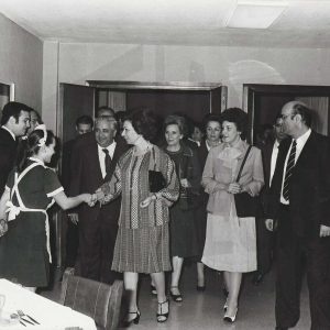 La Primera Dama portuguesa y la esposa del Presidente del Gobierno español saludando a una trabajadora en su visita a una Residencia de Mayores en Aranjuez