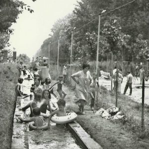 Bañistas en una cacera cerca de un gango en Aranjuez