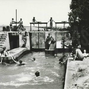 Bañistas en un caz en Aranjuez