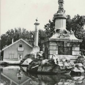 Casa del Guarda Mayor tras la Fuente de Hércules y Anteo en el Jardín del Parterre en Aranjuez