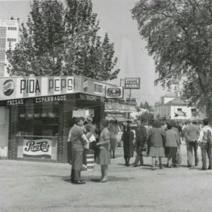 Personas caminando junto a un kiosko en la Carretera de Madrid en Aranjuez