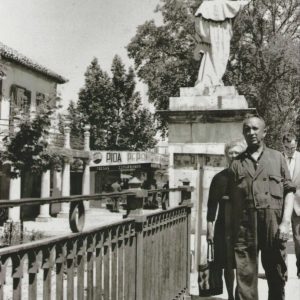 Personas caminando sobre el Puente de Barcas en Aranjuez