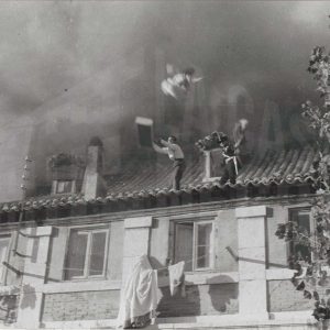 Personas intentando combatir un incendio en el tejado de la Casa de Caballeros en Aranjuez