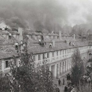 Personas intentando combatir un incendio en el tejado de la Casa de Caballeros en Aranjuez