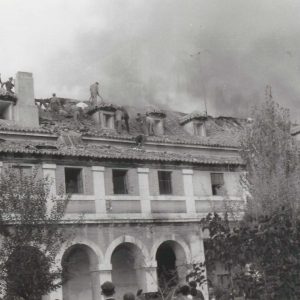 Personas intentando combatir un incendio en el tejado de la Casa de Caballeros en Aranjuez