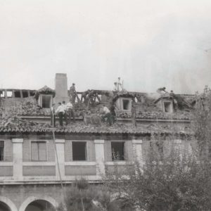 Personas intentando combatir un incendio en el tejado de la Casa de Caballeros en Aranjuez