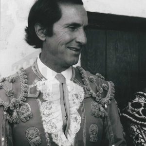 Retrato del torero Luis Miguel ‘Dominguín’ en la Puerta de Cuadrillas de la Plaza de Toros de Aranjuez antes de una corrida