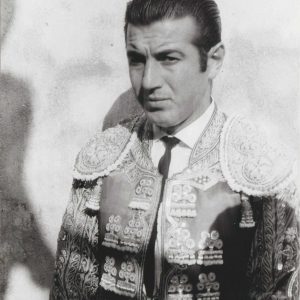 Retrato del torero Antonio Ordóñez en la Puerta de Cuadrillas de la Plaza de Toros de Aranjuez antes de una corrida