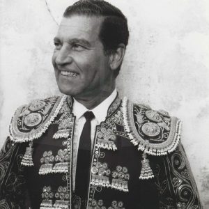 Retrato del torero Antonio Bienvenida en la Puerta de Cuadrillas de la Plaza de Toros de Aranjuez antes de una corrida