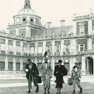 Personas disfrazadas cruzando por el Patio de Armas del Palacio Real de Aranjuez