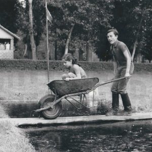 Dos jóvenes participando en uno de los juegos de una gincana en la Real Sociedad Hípica de Aranjuez