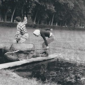 Dos jóvenes participando en uno de los juegos de una gincana en la Real Sociedad Hípica de Aranjuez