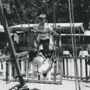 Niños en una atracción de feria