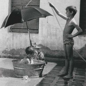 Niños refrescándose en un patio