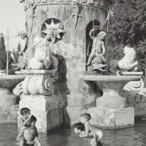 Niños jugando y refrescándose en la pila de la Fuente de Venus (o de la Mariblanca) en Aranjuez