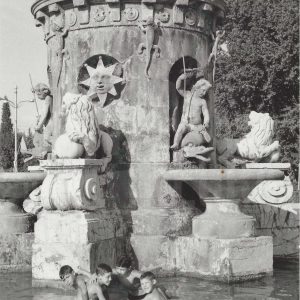 Niños jugando y refrescándose en la pila de la Fuente de Venus (o de la Mariblanca) en Aranjuez