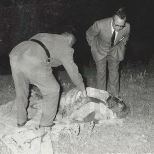 Un guardia civil y un médico forense examinan el cadáver de una persona ahogada en el rio Tajo, entre Añover de Tajo y Aranjuez