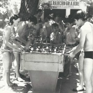 Bañistas jugando al futbolín junto al gango ‘El Rancho Grande’ en Aranjuez