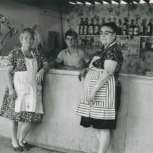 Retrato de las cocineras y camarero del gango «El Rancho Grande» en Aranjuez