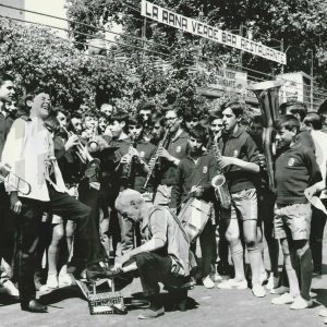 Concierto improvisado de una Banda Musical de jóvenes vascos delante del Restaurante  La Rana Verde en Aranjuez