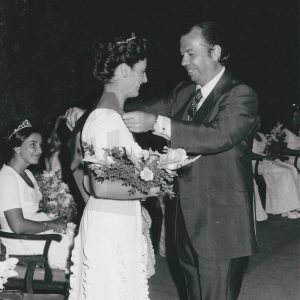 El Alcalde de Aranjuez, Antonio Clavet, impone la banda a una Dama de Honor de las Fiestas Locales de Septiembre de 1974