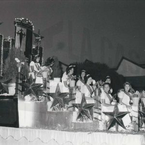 Carroza con la Reina de las Fiestas y Damas de Honor de las Fiestas de Aranjuez de Septiembre de 1971