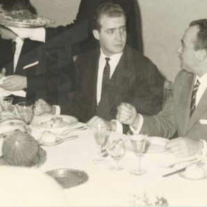 El Príncipe Juan Carlos de Borbón junto a personal directivo y autoridades durante la comida en su visita a las instalaciones de la fábrica MAFE (Manufacturas Fotográficas Españolas) en Aranjuez