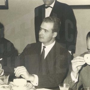 El Príncipe Juan Carlos de Borbón junto al Director General de Industrias Químicas y exdirector de la fábrica, Miguel Salis Balzola, y al Alcalde de Aranjuez, Manuel García Moreno,  durante la comida en su visita a las instalaciones de la fábrica MAFE (Manufacturas Fotográficas Españolas) en Aranjuez