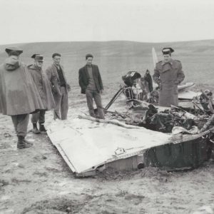 Guardias civiles junto a los restos de una avioneta accidentada en las inmediaciones de Aranjuez