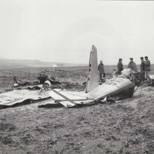 Guardias civiles junto a los restos de avioneta accidentada en las inmediaciones de Aranjuez