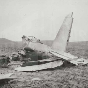 Guardias civiles junto a los restos de avioneta accidentada en las inmediaciones de Aranjuez