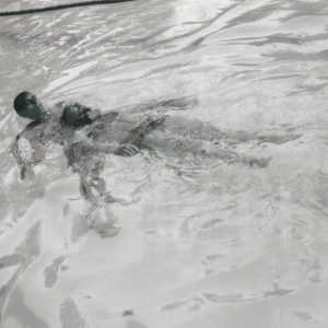 Ejercicios de socorrismo acuático en una piscina en Aranjuez