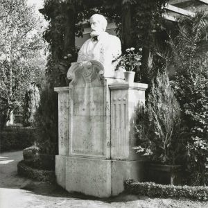 Monumento a Santiago Rusiñol en la Oficina de Turismo de Aranjuez