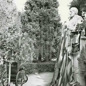 Un ciudadano contempla el monumento a Santiago Rusiñol en la Oficina de Turismo de Aranjuez