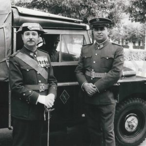 El Capitán de la Guardia Civil en Aranjuez y su chófer llegando a la celebración de la misa con motivo de la Fiesta del Cuerpo