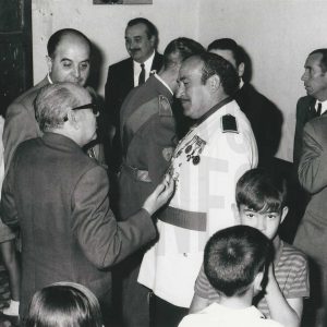 Autoridades conversando tras la celebración litúrgica con motivo de la Fiesta de la Guardia Civil, en Aranjuez