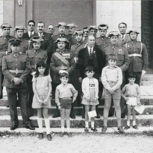 Grupo de guardias civiles, junto a unos niños, tras la celebración litúrgica con motivo de la Fiesta de la Guardia Civil, en Aranjuez