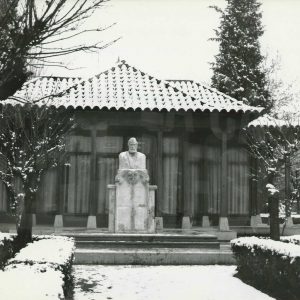 El busto de Santiago Rusiñol en la Oficina de Turismo de Aranjuez
