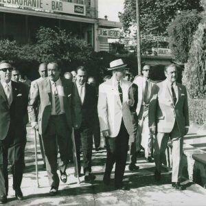El Ministro de Información y Turismo, Manuel Fraga, junto a otras autoridades dirigiéndose a inaugurar la Oficina de Turismo de Aranjuez