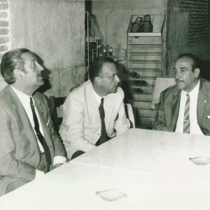 Autoridades conversando durante el ágape con motivo de la inauguración de la Oficina de Turismo de Aranjuez