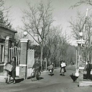 Trabajadores de la empresa MAFE (Manufacturas Fotográficas Españolas)  saliendo de la fábrica con sus cestas de Navidad en Aranjuez